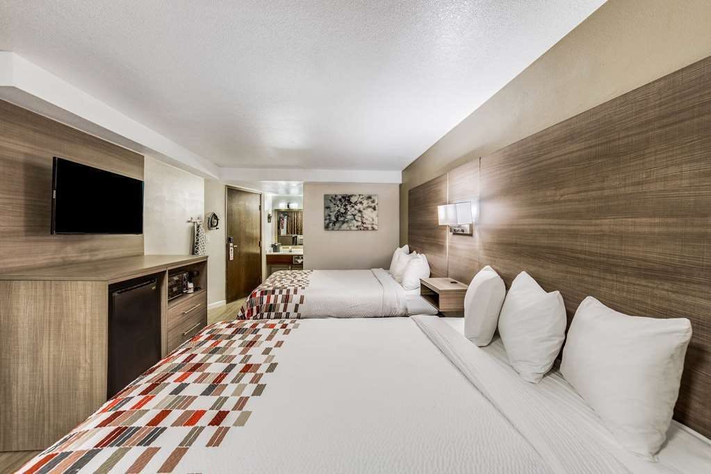 Hotel Ramada by Wyndham Medford Airport North photo 2