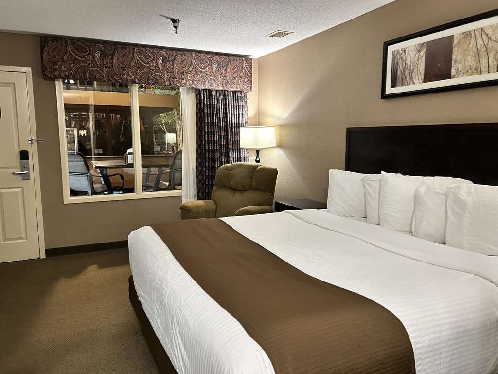 Hotel Heartland Inn & Suites, Sure Stay Collection By Best Western photo 3