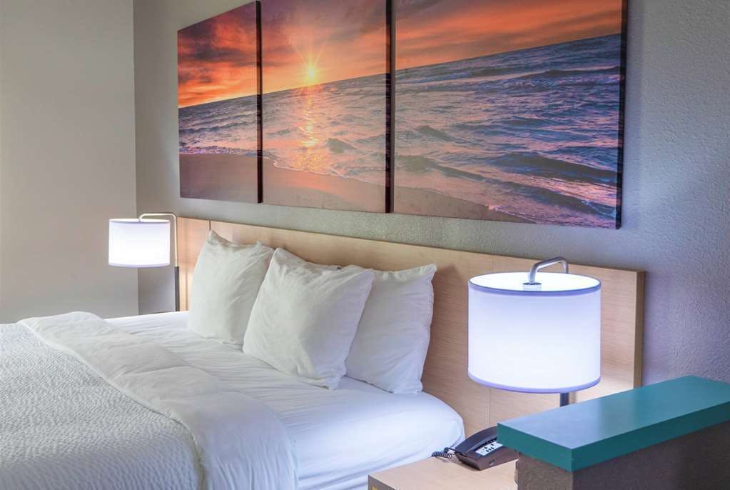 Hotel Days Inn & Suites by Wyndham Savannah North I-95 photo 2