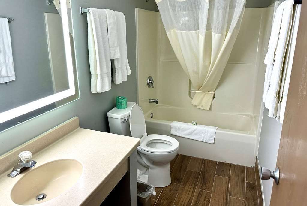 Hotel AmericInn & Suites By Wyndham Baraboo Event Center photo 3