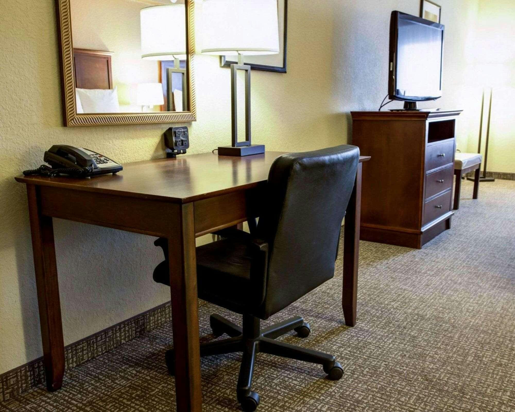 Hotel Comfort Suites Ocala - North photo 3