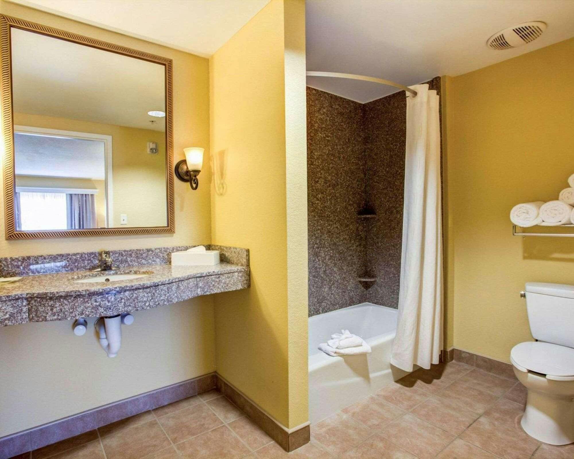 Hotel Comfort Suites Ocala - North photo 4