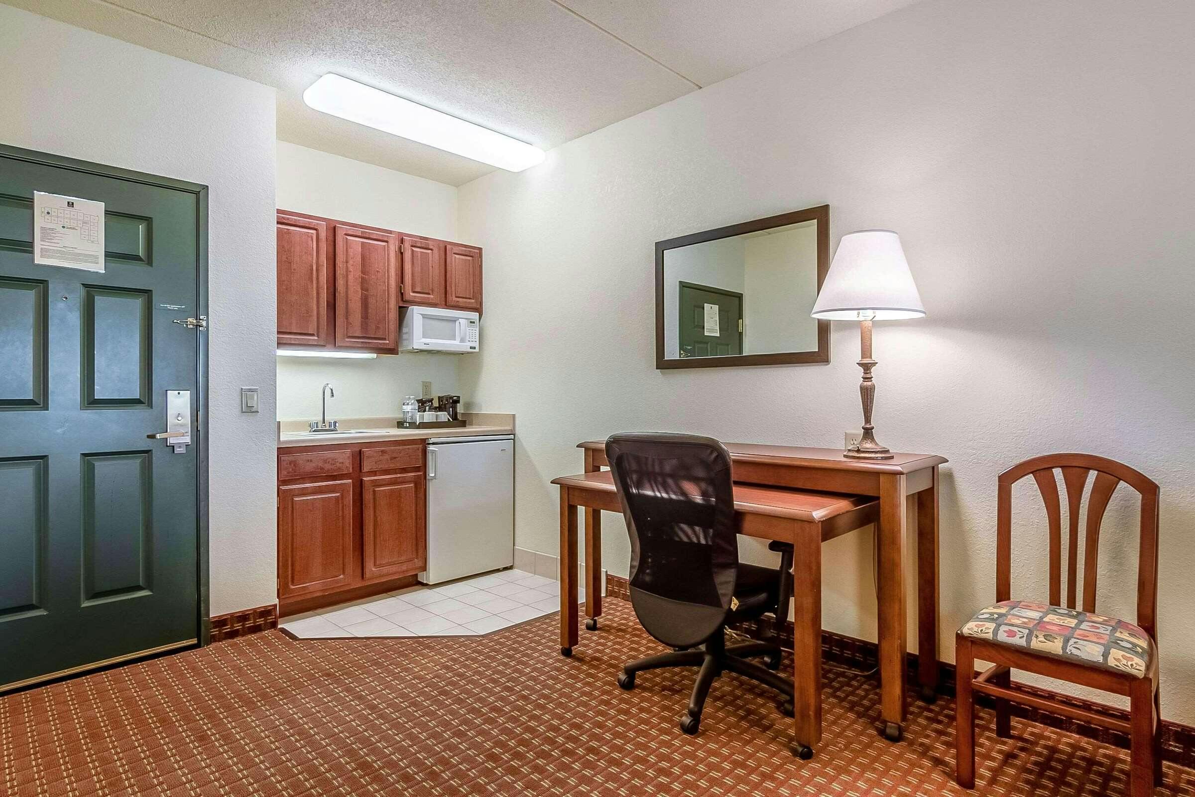 Hotel Clarion Suites At The Alliant Energy Center photo 3