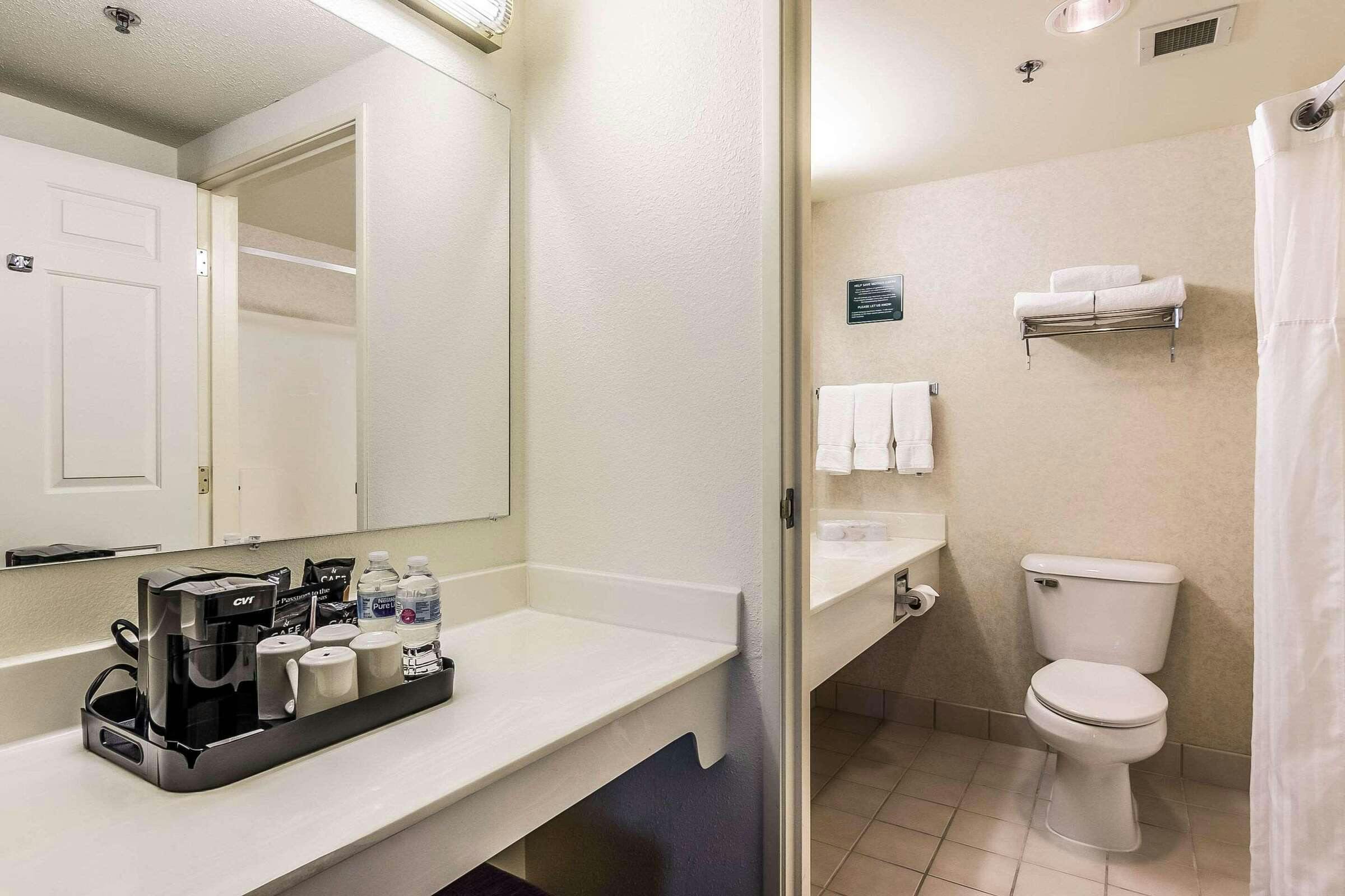 Hotel Clarion Suites At The Alliant Energy Center photo 4