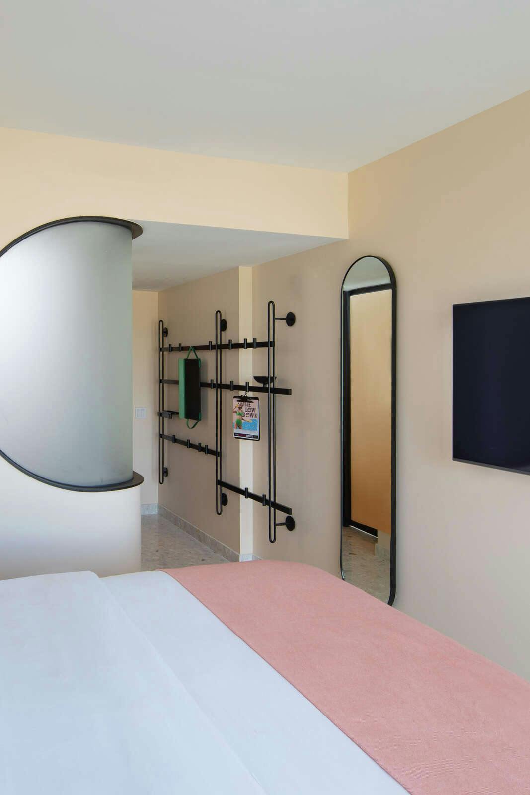 Hotel Moxy South Beach photo 2