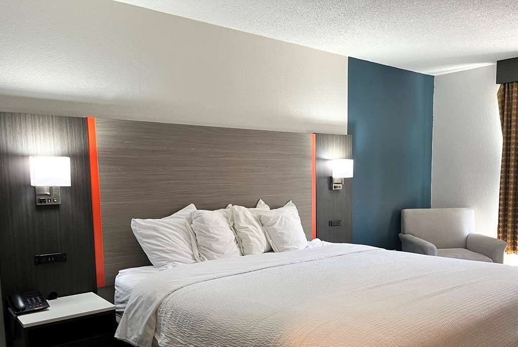 Hotel Baymont Indianapolis EastX photo 2