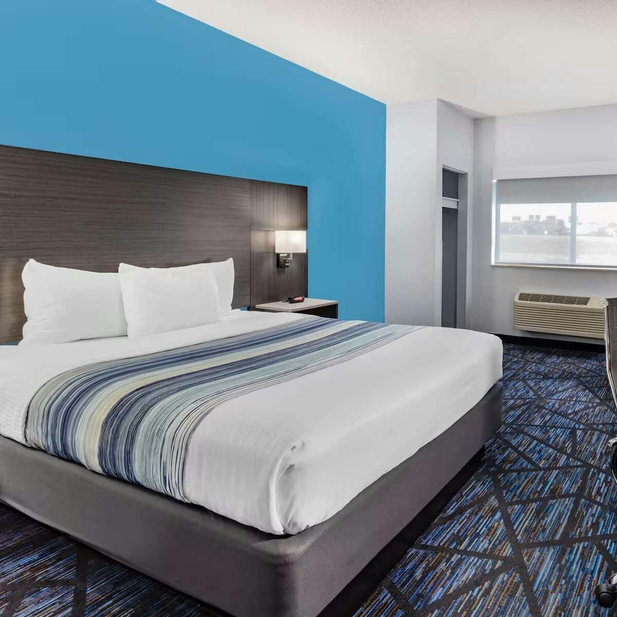 Hotel AmericInn by Wyndham Quincy photo 2