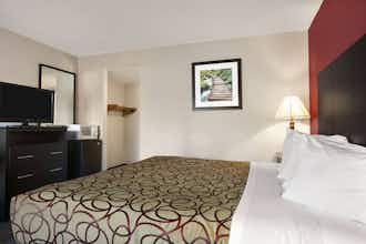 Hotel Travelodge by Wyndham Traverse City MI photo 5