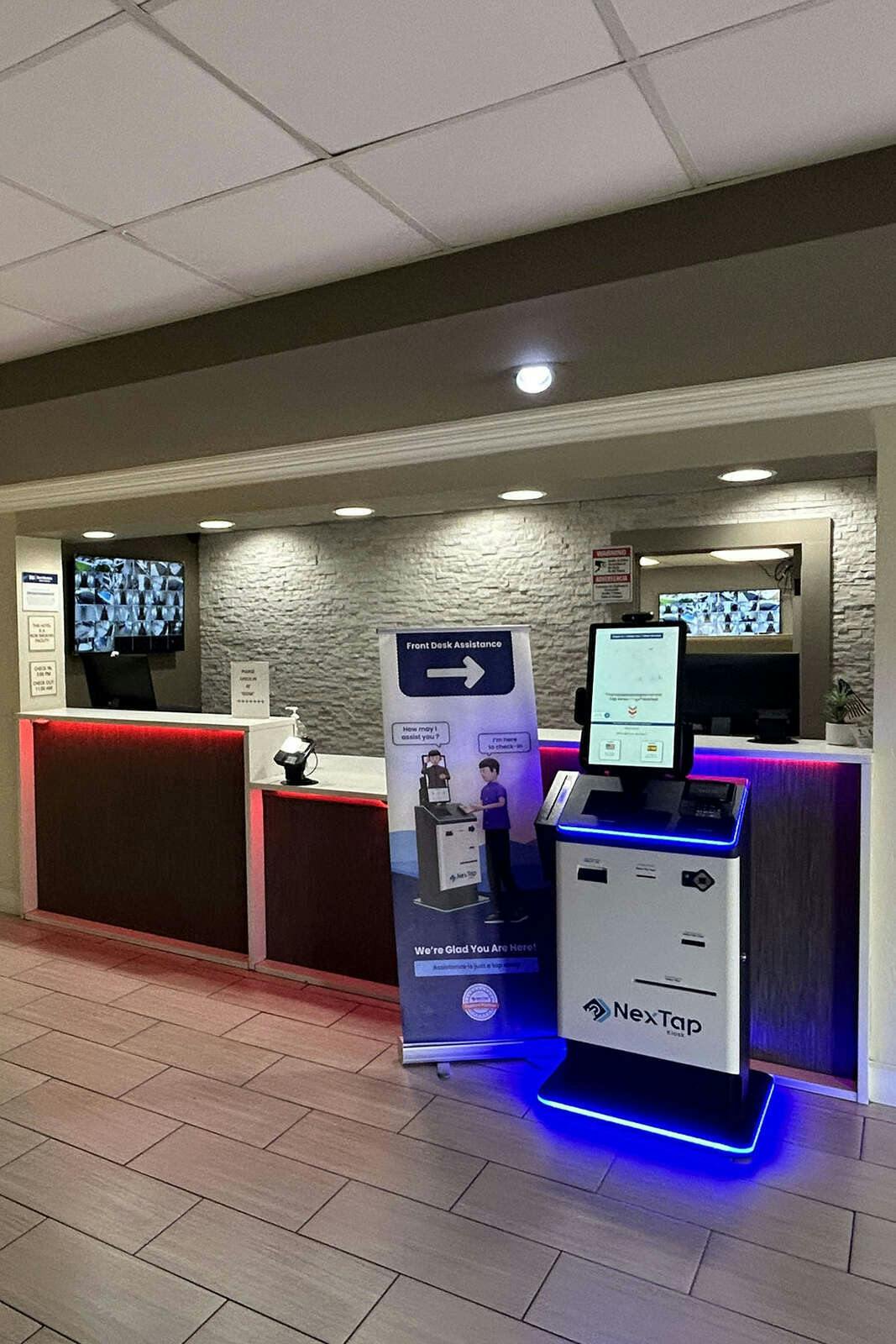 Hotel Red Roof PLUS+ Fort Myers photo 5