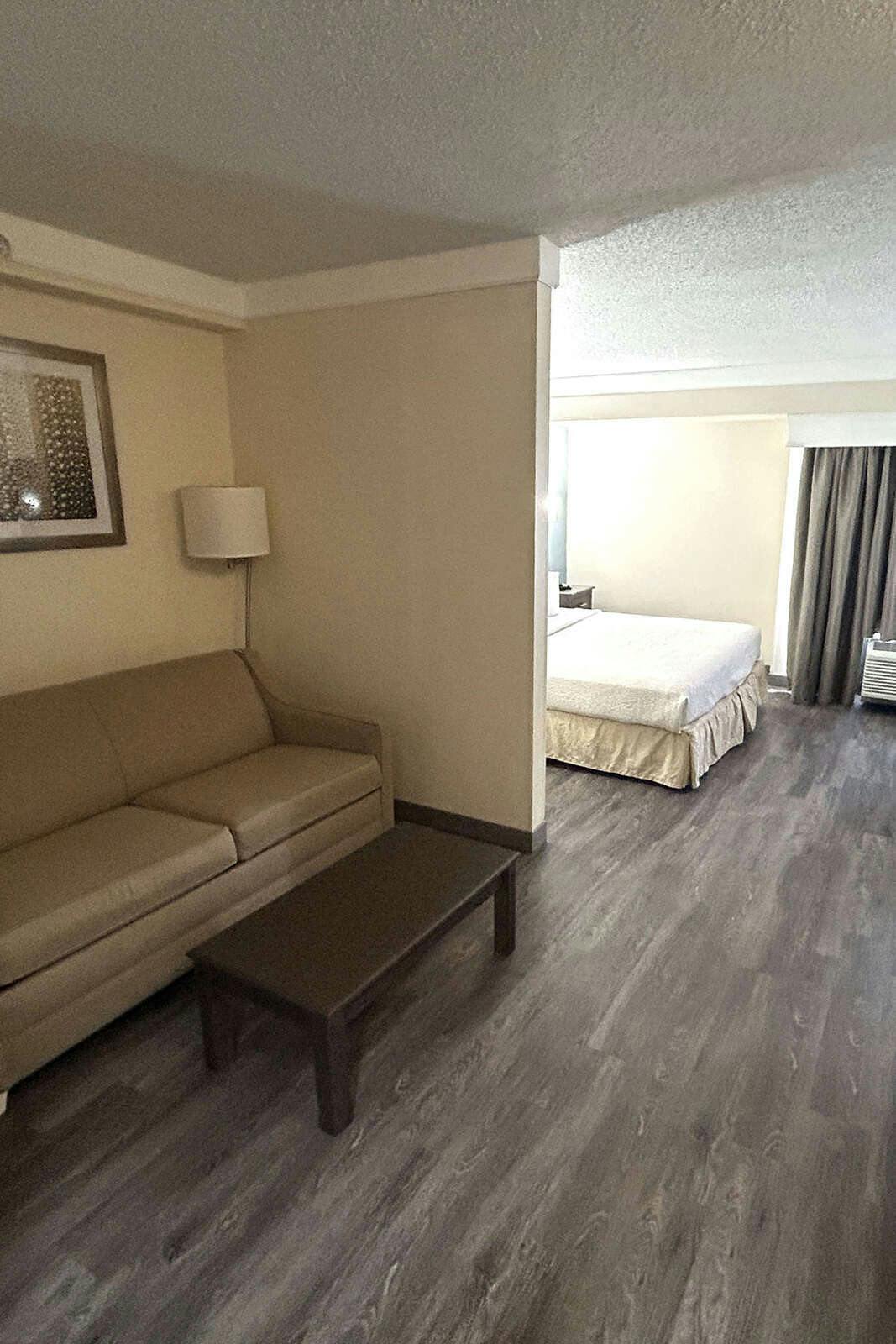 Hotel Red Roof PLUS+ Fort Myers photo 2