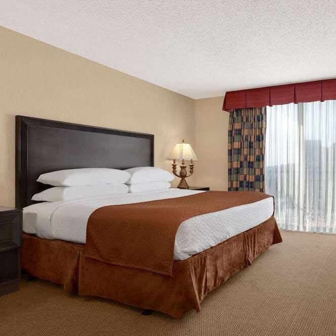 Hotel Embassy Suites by Hilton Kansas City Plaza photo 1