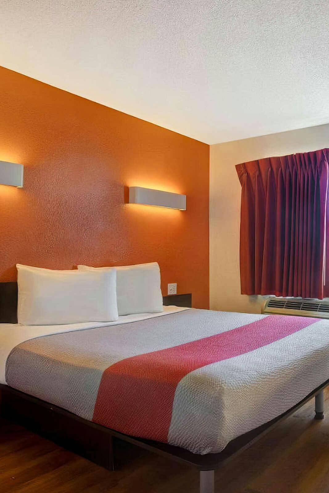 Hotel Motel 6 Gilroy, CA photo 1