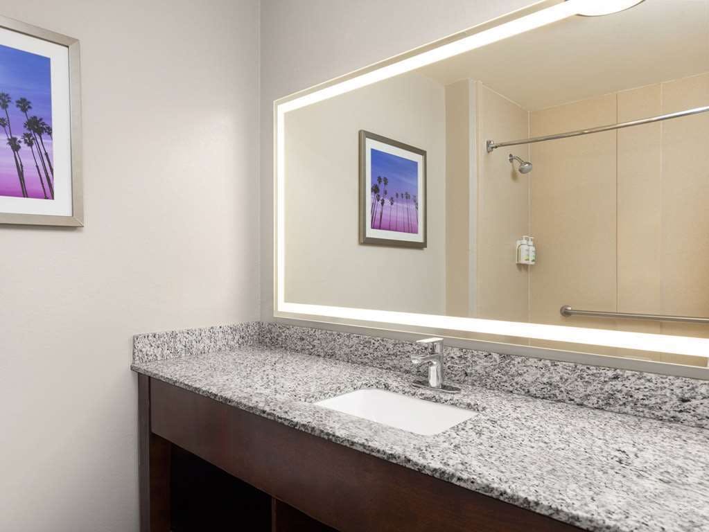Hotel La Quinta Inn & Suites by Wyndham Santa Clarita - Valencia photo 4