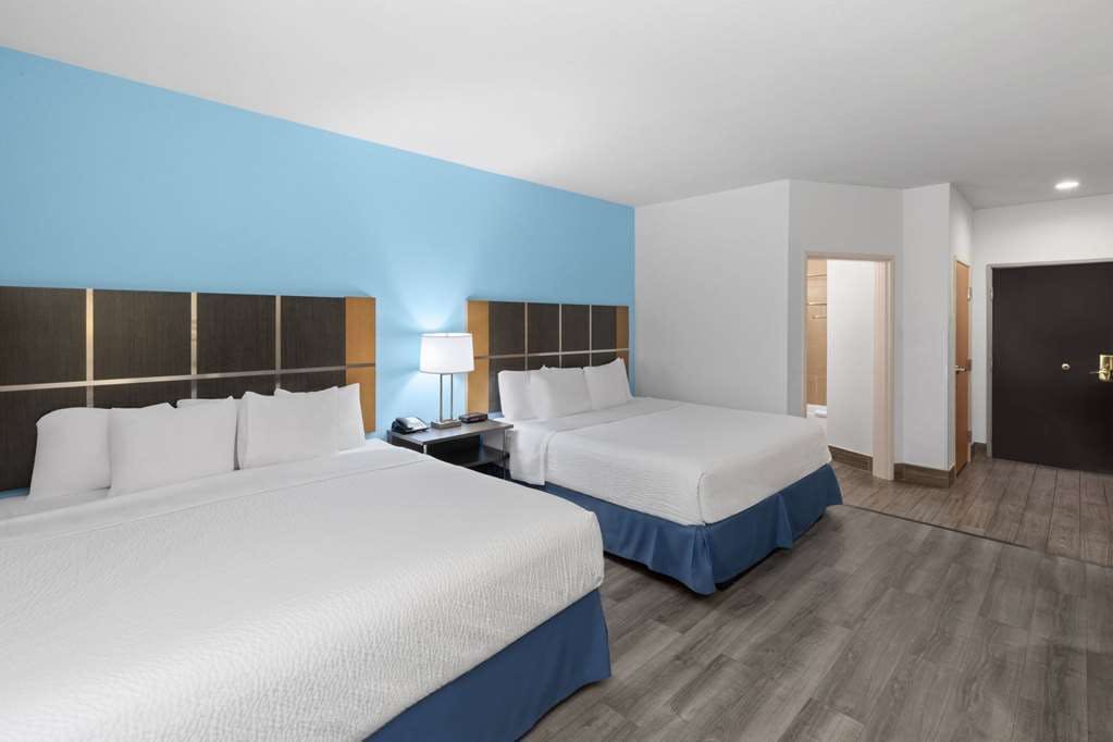 Hotel Days Inn & Suites by Wyndham Lubbock Medical Center photo 4