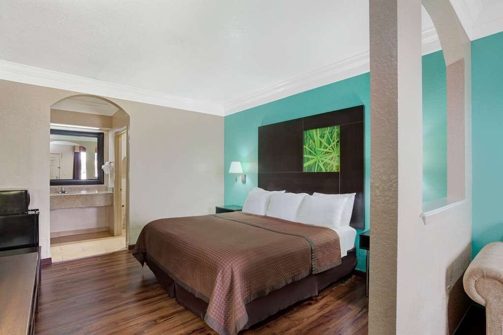 Hotel Super 8 by Wyndham Galveston photo 2
