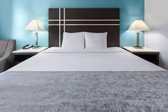 Hotel Baymont Inn Suites Brunswick photo 3