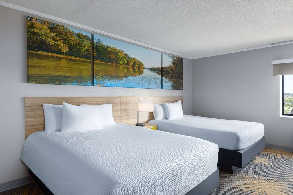 Hotel Days Inn & Suites by Wyndham Kansas City South photo 1