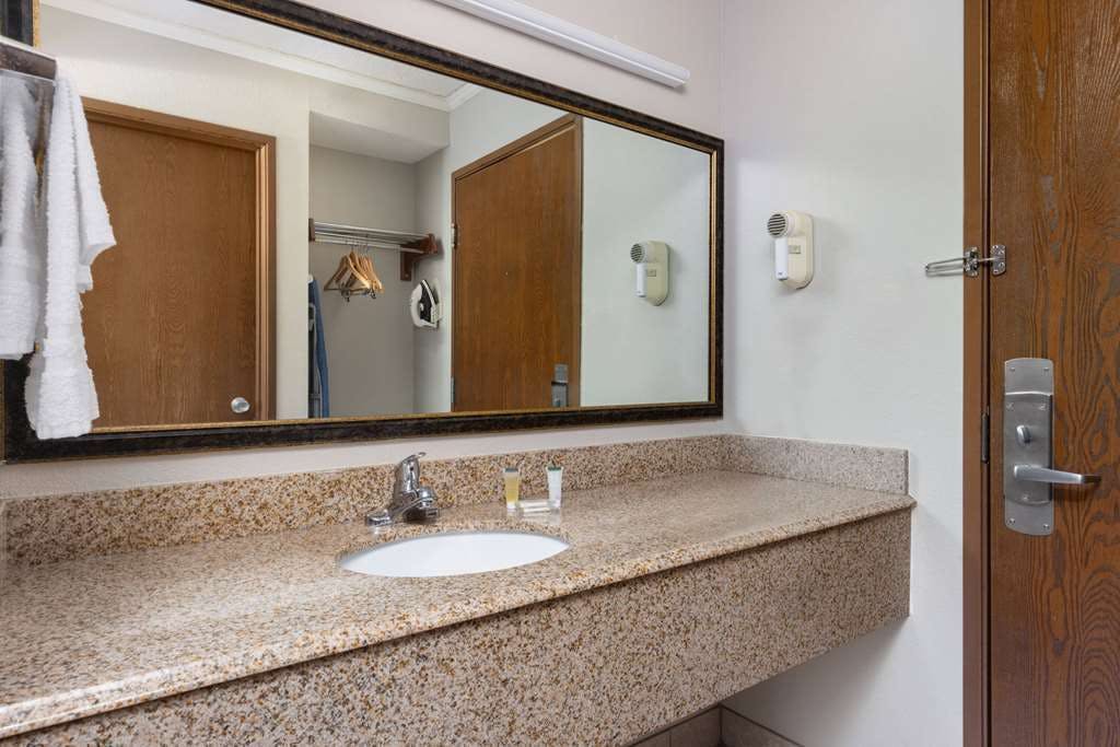 Hotel Days Inn & Suites by Wyndham Kansas City South photo 2