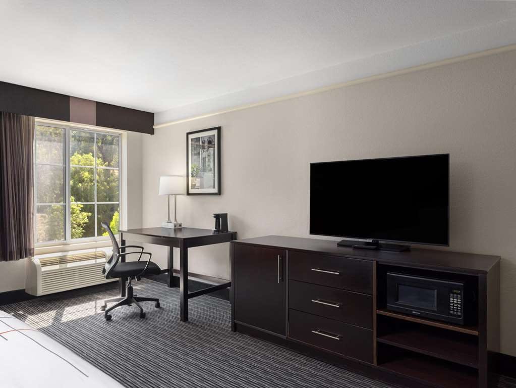 Hotel La Quinta Inn & Suites by Wyndham Santa Clarita - Valencia photo 3