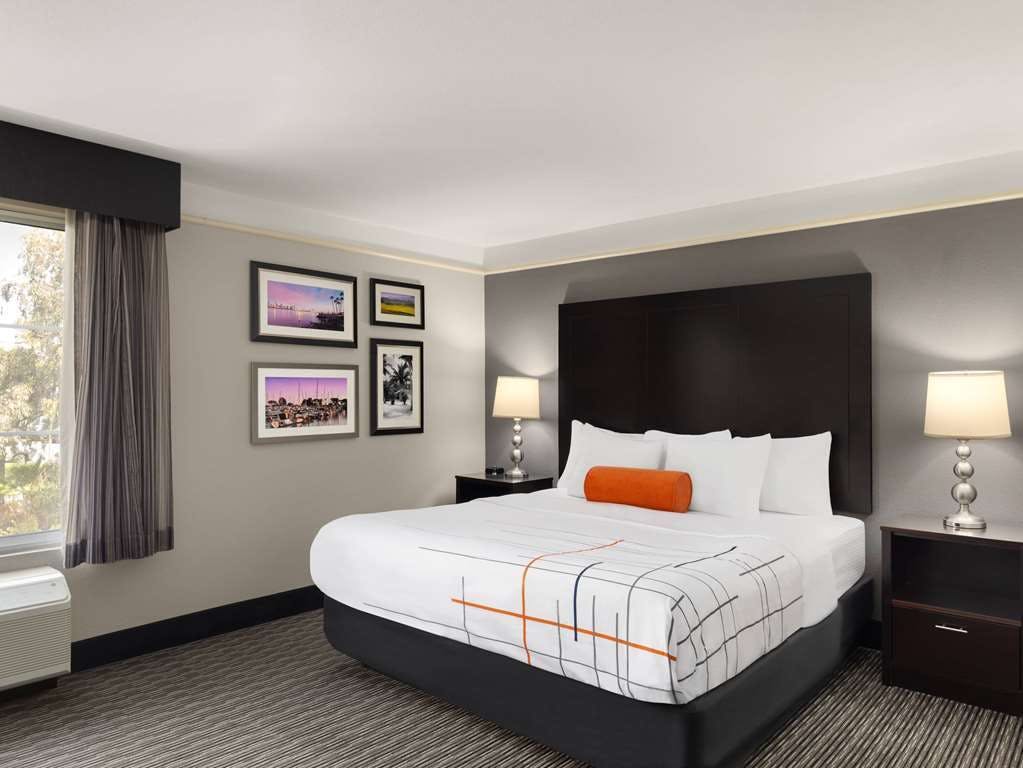 Hotel La Quinta Inn & Suites by Wyndham Santa Clarita - Valencia photo 2