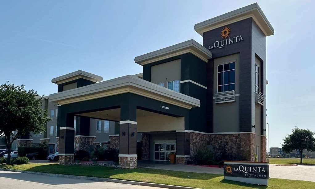 La Quinta Inn & Suites by Wyndham Ft. Worth - Forest Hill TX