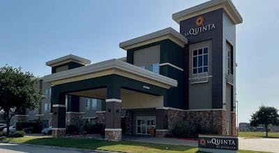 La Quinta Inn & Suites by Wyndham Ft. Worth - Forest Hill TX