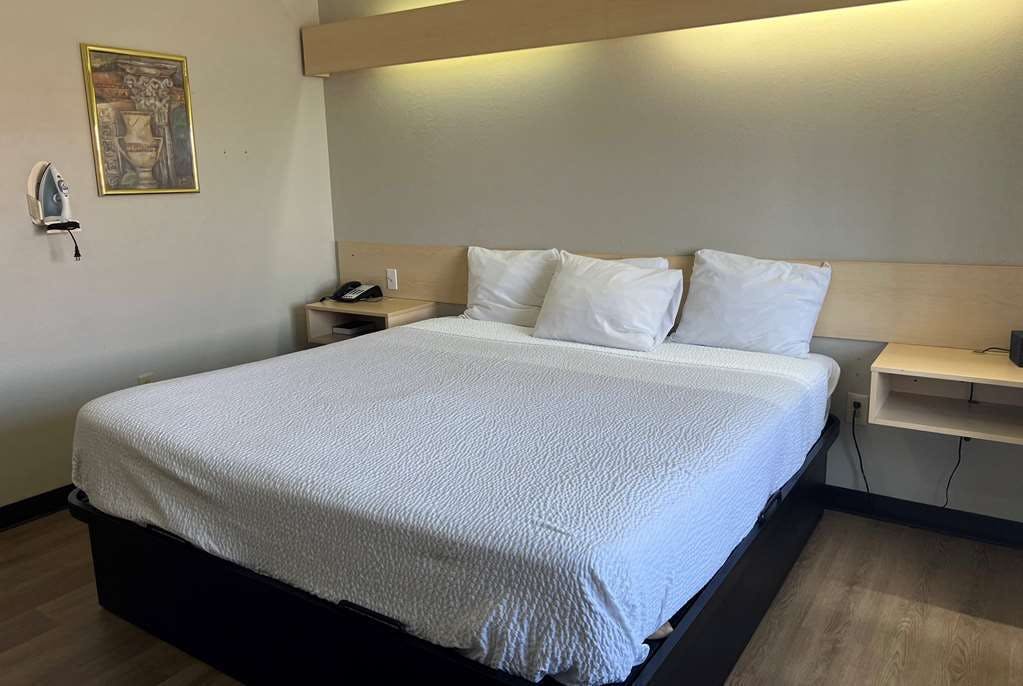 Hotel Days Inn & Suites by Wyndham Hutchinson photo 1