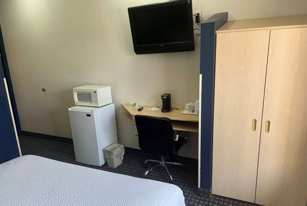 Hotel Days Inn & Suites by Wyndham Hutchinson photo 5