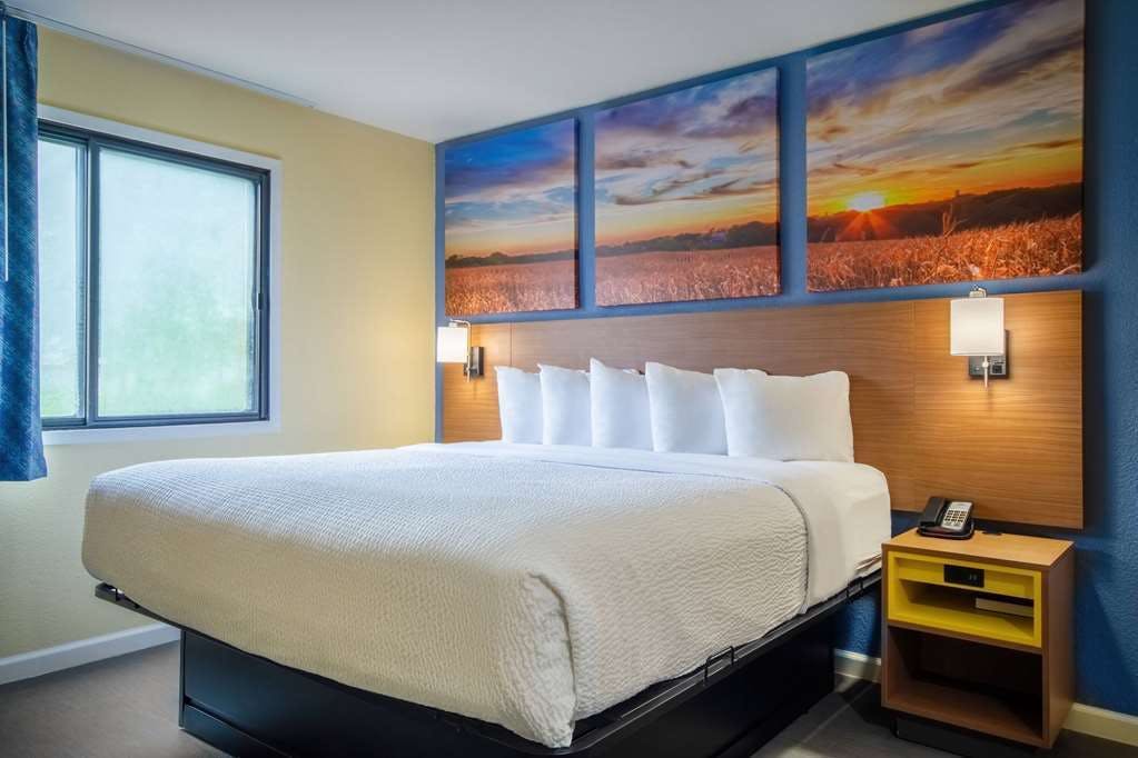 Hotel Days Inn & Suites by Wyndham Waterloo photo 1