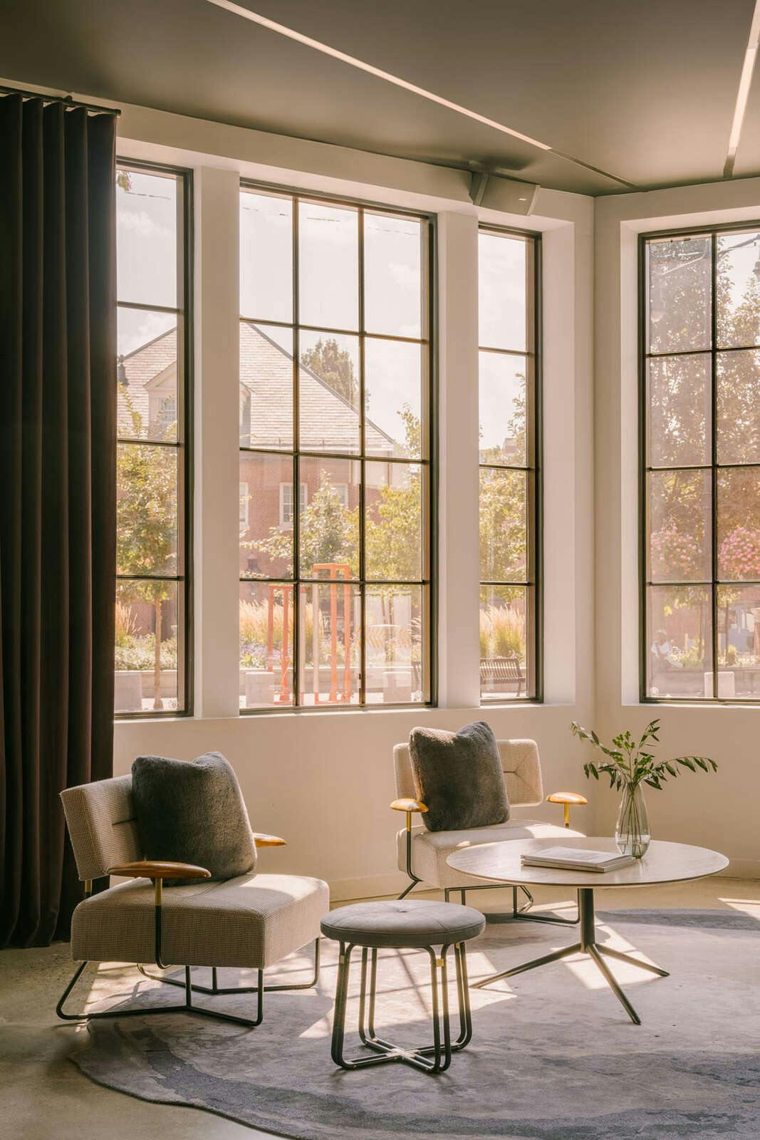 Lark Hotels 907 Main