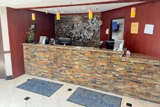Hotel AmericInn by Wyndham Grand Rapids Airport North photo 5