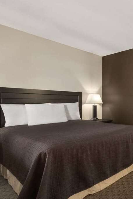 Hotel Travelodge by Wyndham Kamloops Mountview photo 3
