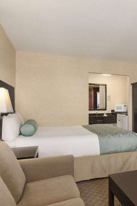 Hotel Travelodge by Wyndham Kamloops Mountview photo 2