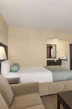 Hotel Travelodge by Wyndham Kamloops Mountview photo 2