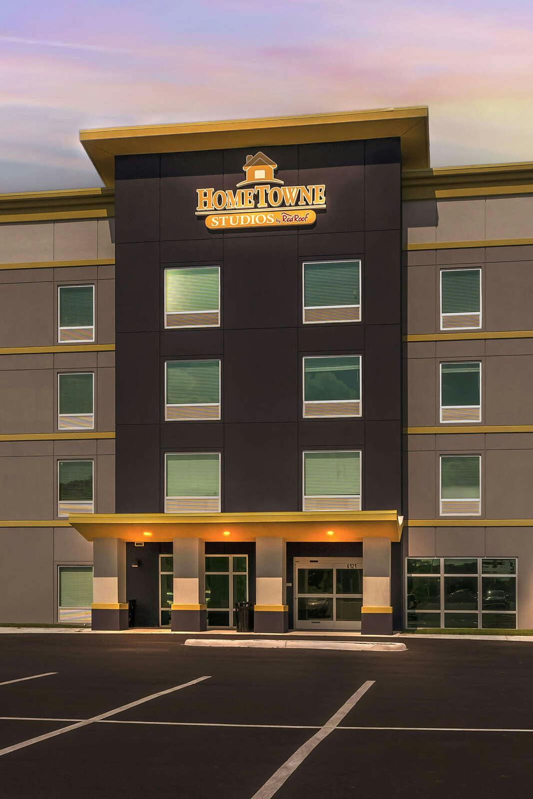 HomeTowne Studios Tampa - Airport