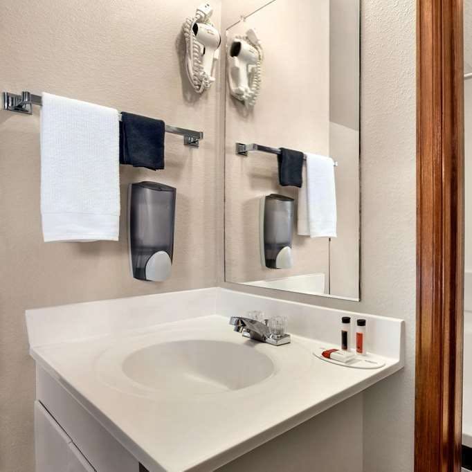 Hotel Travelodge Guernsey photo 3