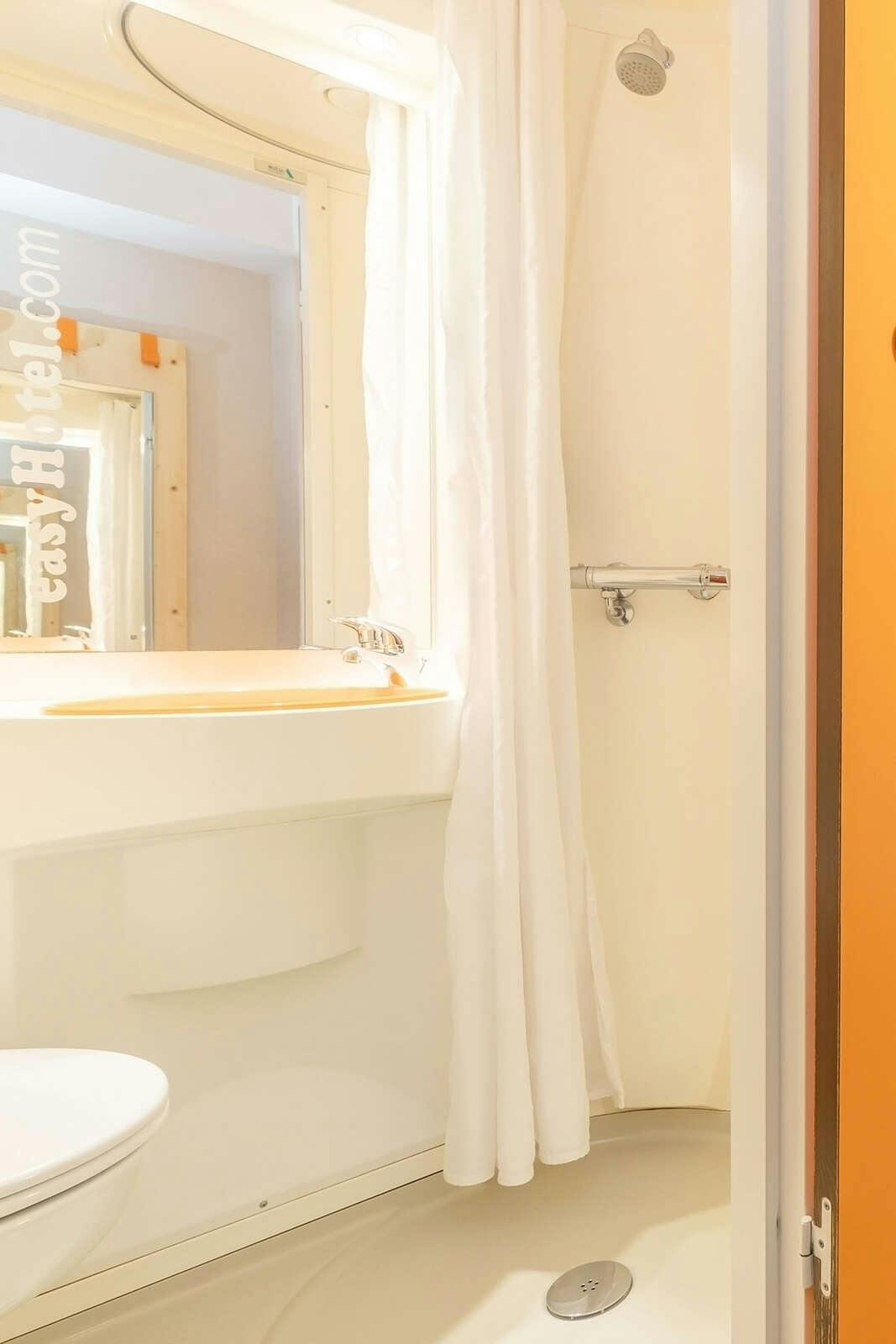 Hotel easyHotel Glasgow photo 5