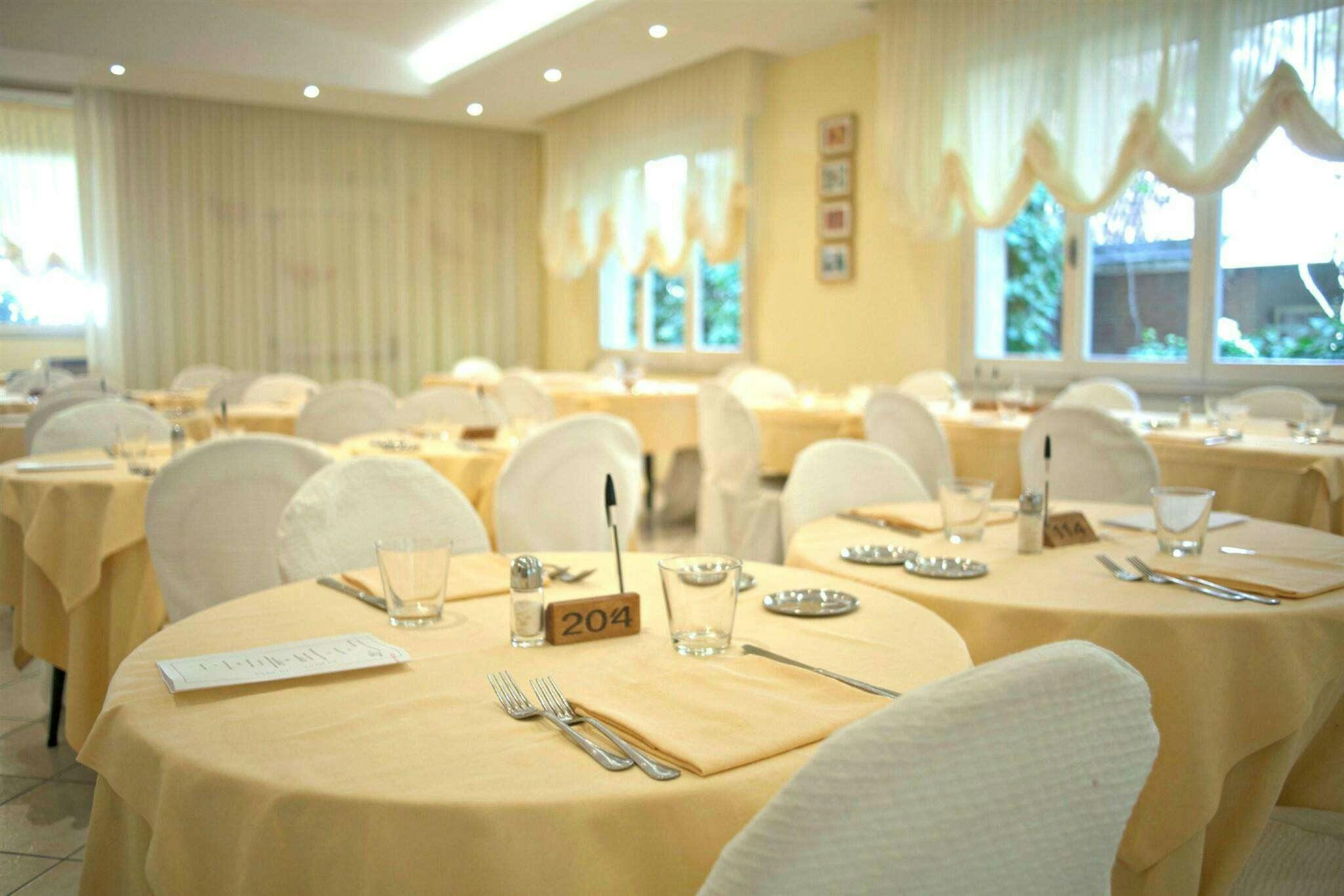 Hotel Hotel Cannes Riccione photo 4