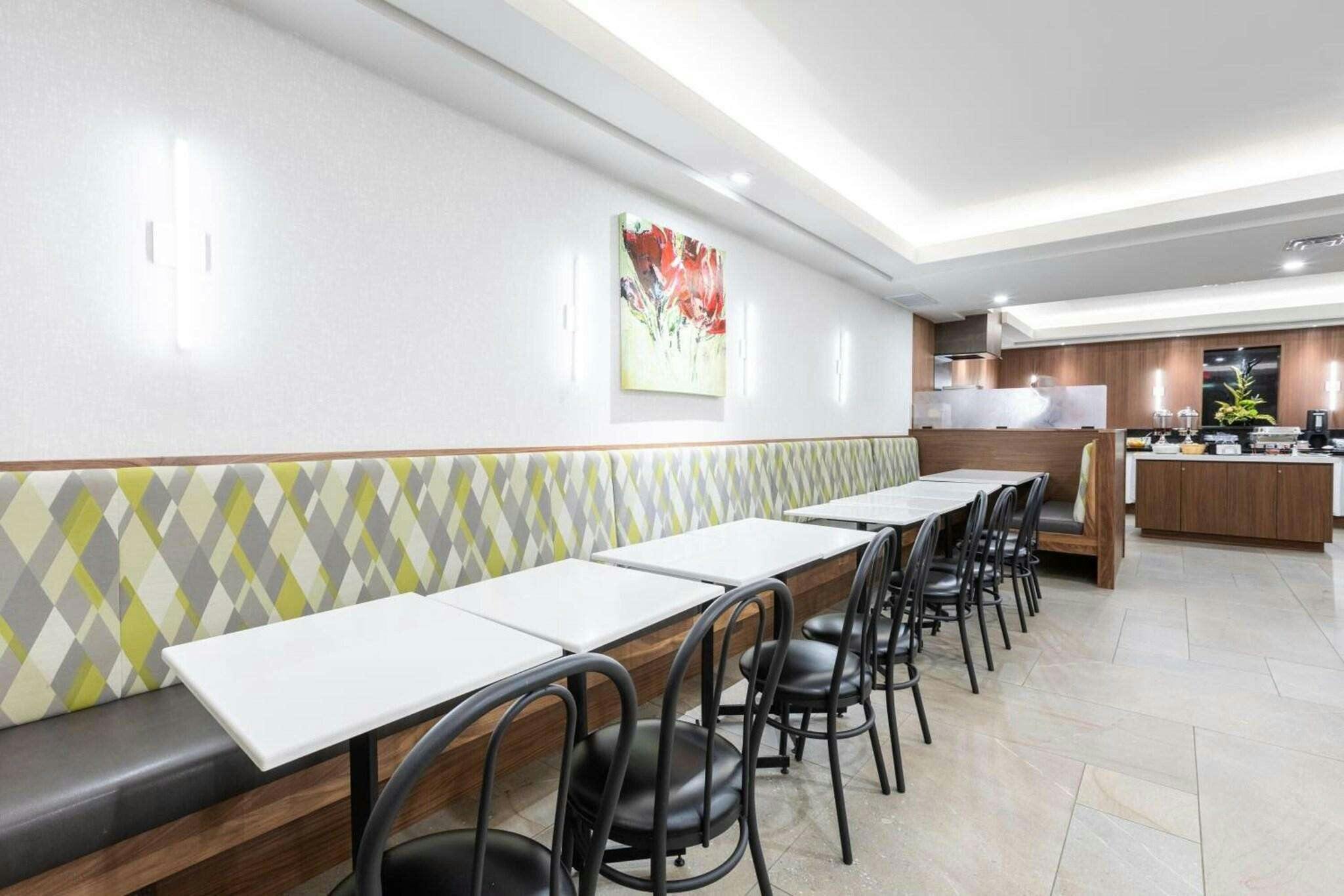 Hotel Hotel WelcomINNS Montreal-Boucherville photo 4