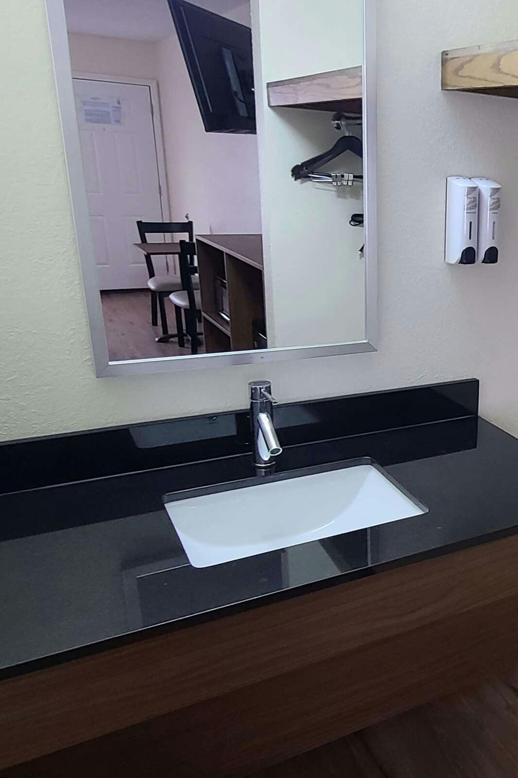 Hotel Red Roof Inn Byron photo 4