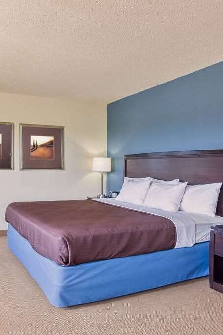 Hotel AmericInn by Wyndham Monmouth photo 1