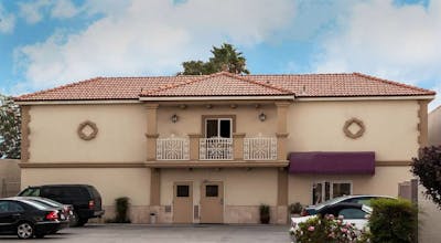 Howard Johnson by Wyndham Bakersfield