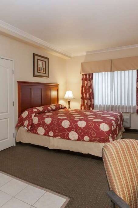 Hotel Howard Johnson by Wyndham Bakersfield photo 1