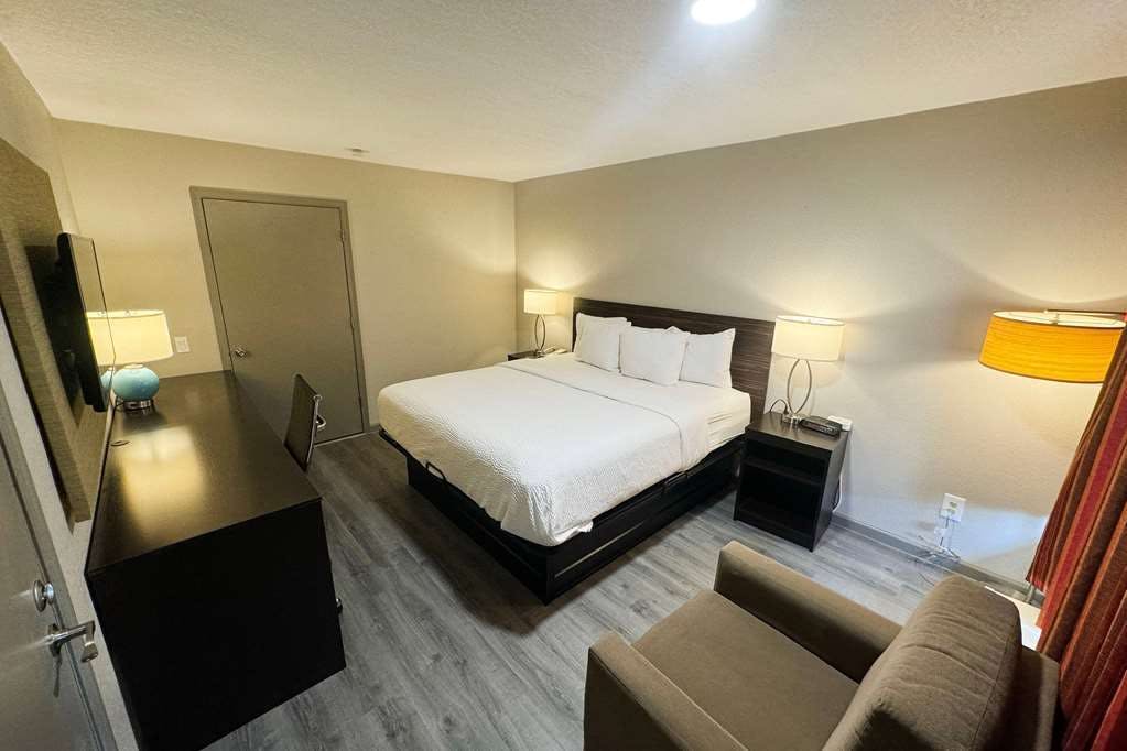 Hotel Baymont by Wyndham Emporia VA photo 1