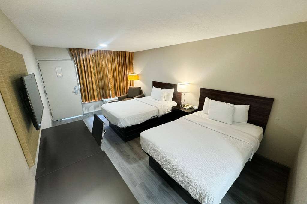 Hotel Baymont by Wyndham Emporia VA photo 2