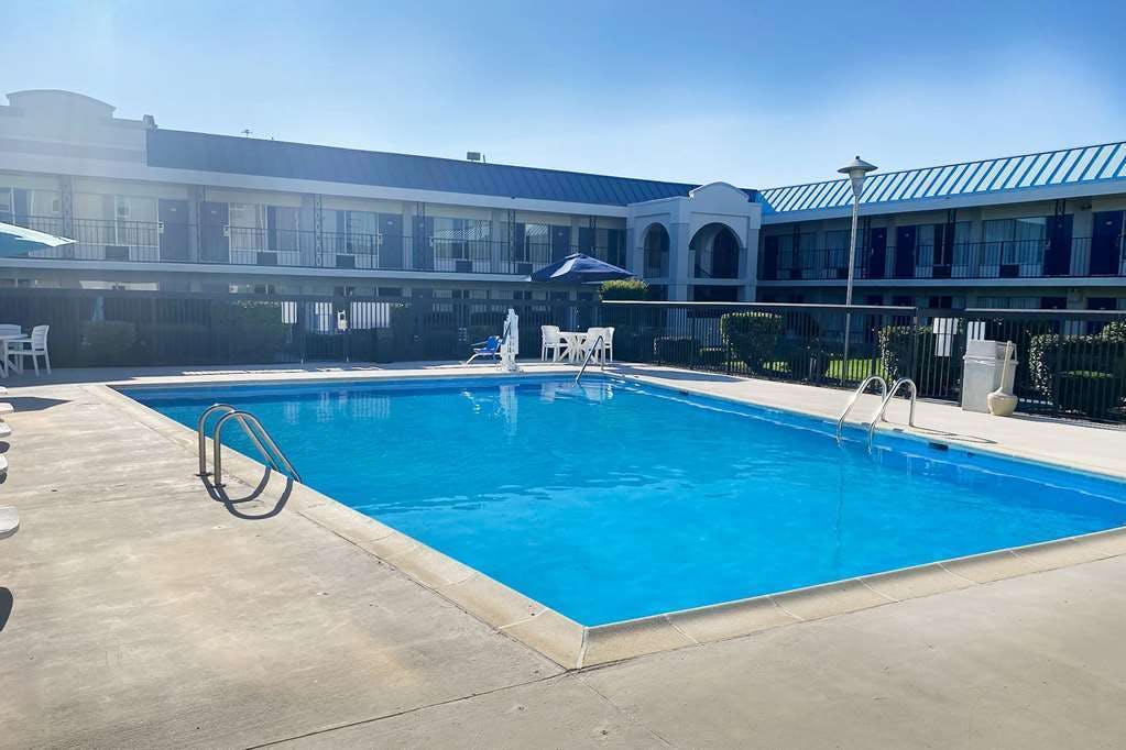 Hotel Baymont by Wyndham Emporia VA photo 5