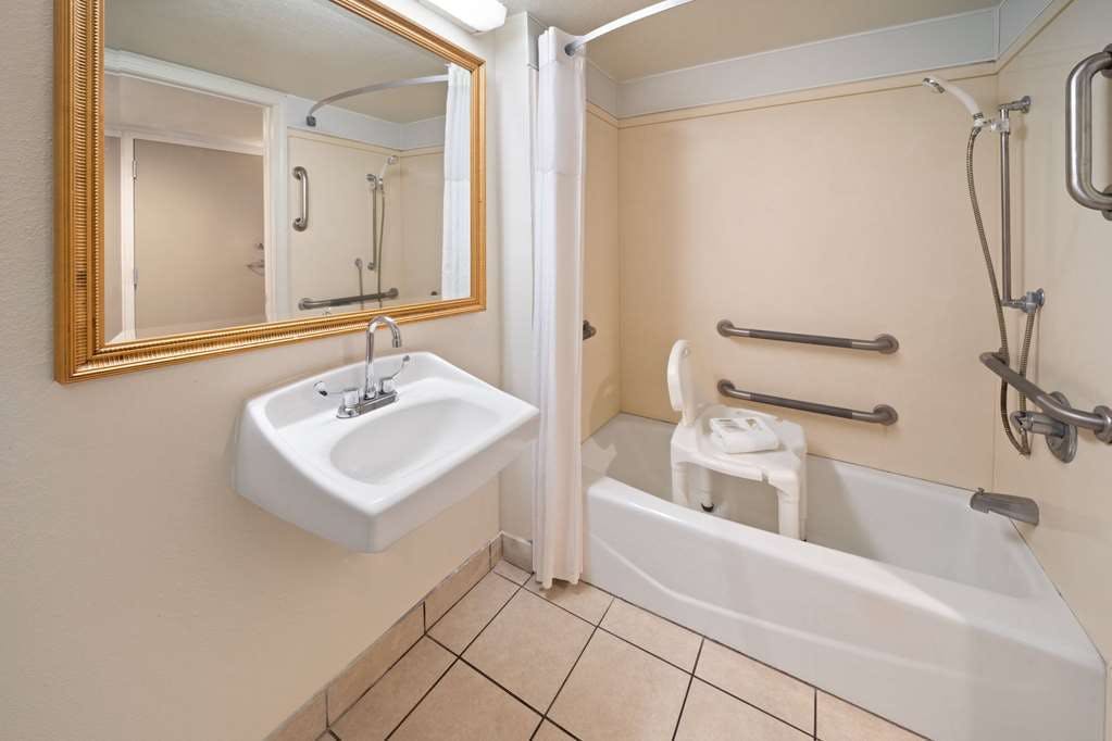 Hotel Days Inn by Wyndham Biloxi Beach photo 4