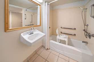 Hotel Days Inn by Wyndham Biloxi Beach photo 4