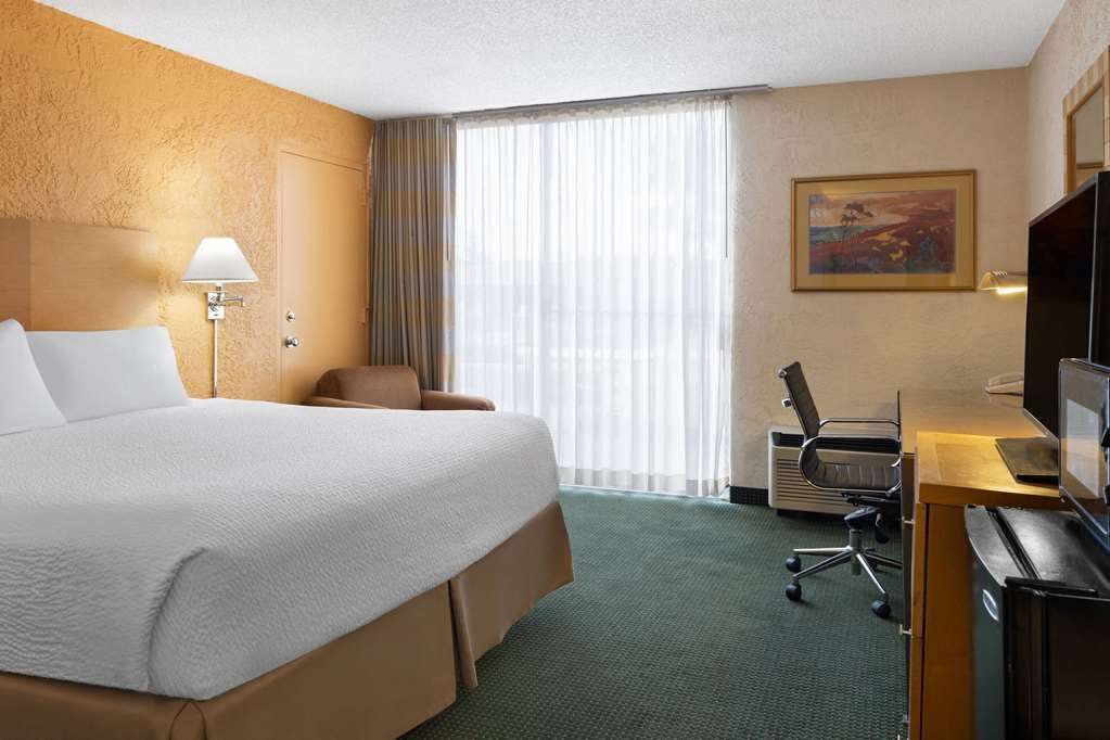 Hotel Ramada by Wyndham Tucson photo 4