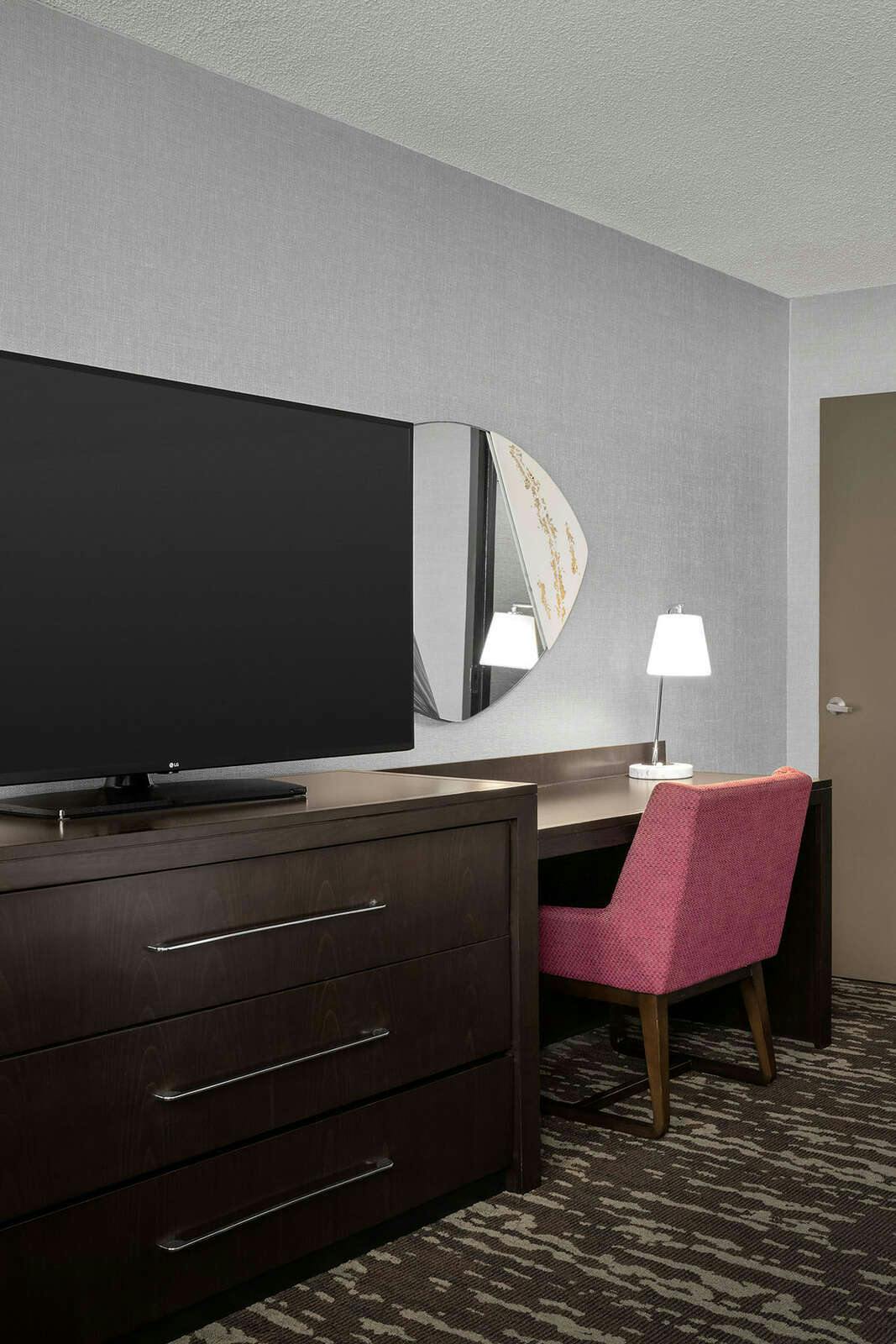 Hotel Embassy Suites by Hilton Crystal City National Airport photo 4